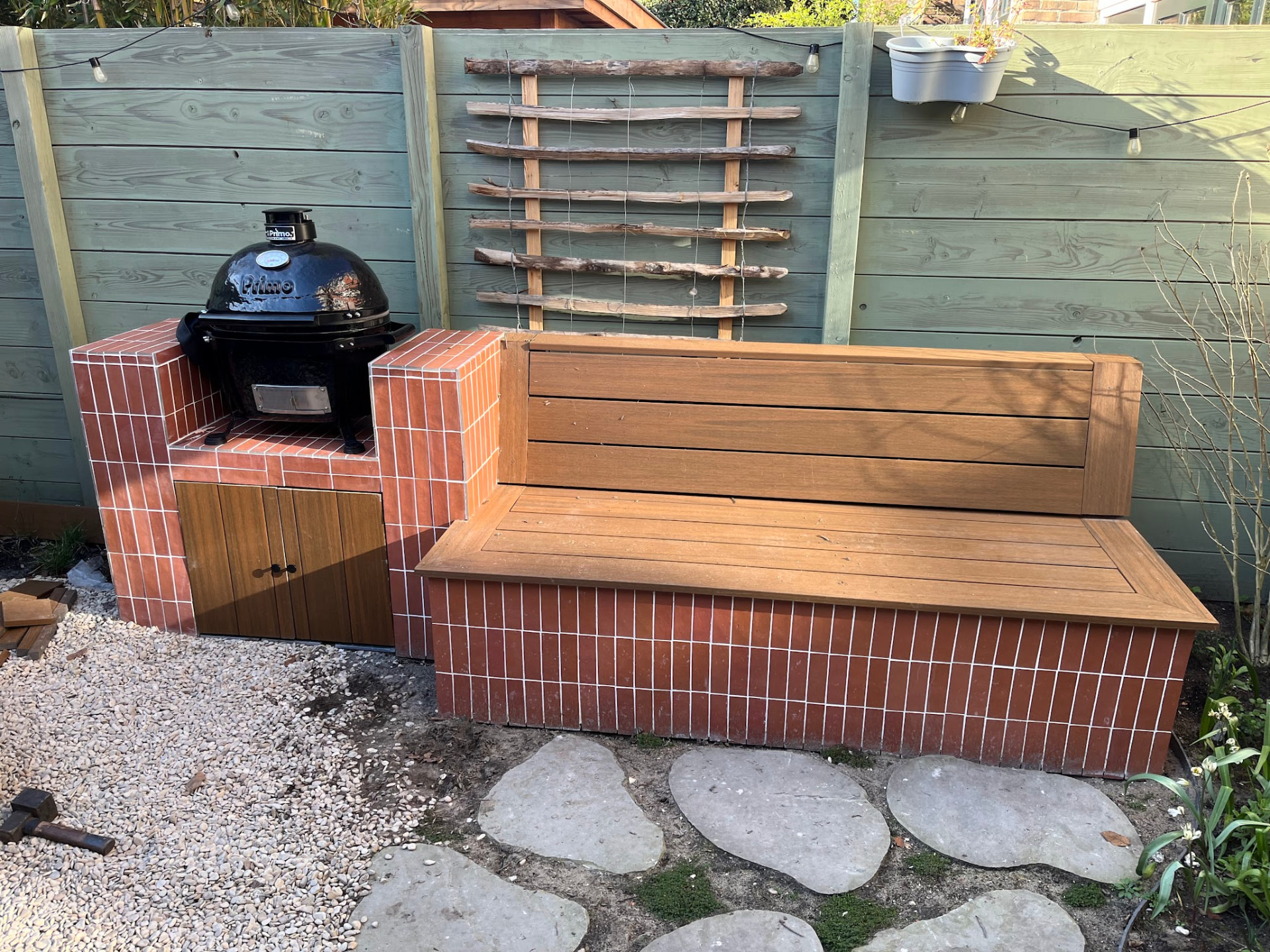 Tuinmeubel bank en barbecue